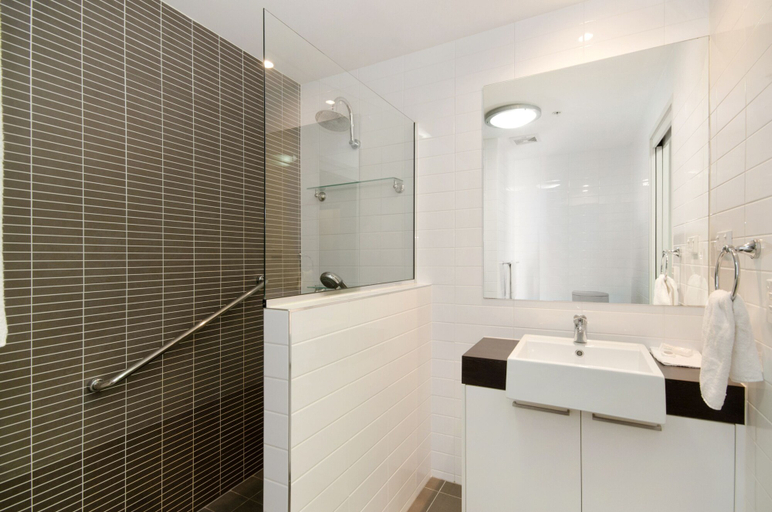 Bathroom 5, Dalgety Apartments, City