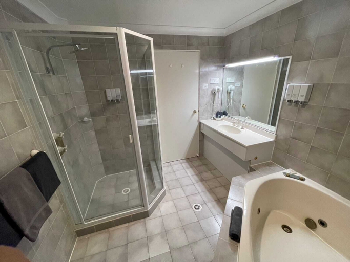 Bathroom 3, Tea Gardens Motel, Great Lakes