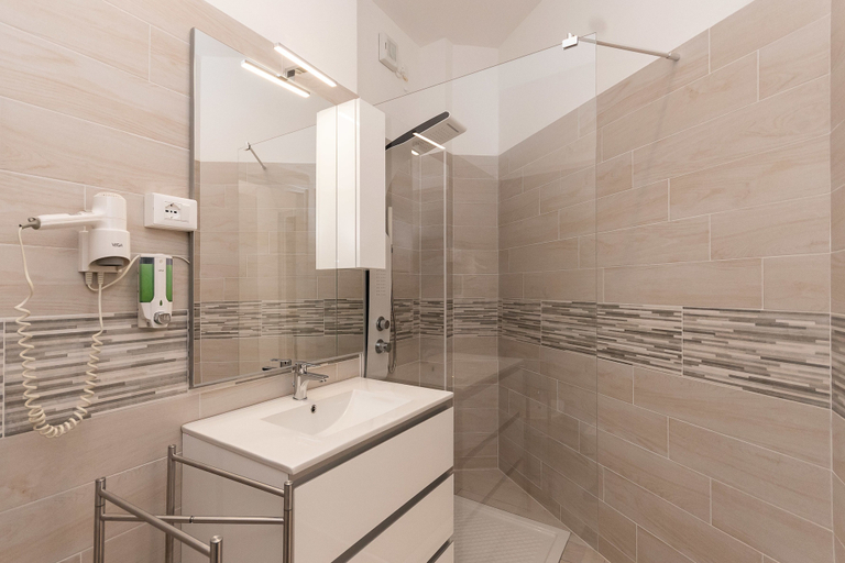 Bathroom 4, Residence Bike and Beach, Savona