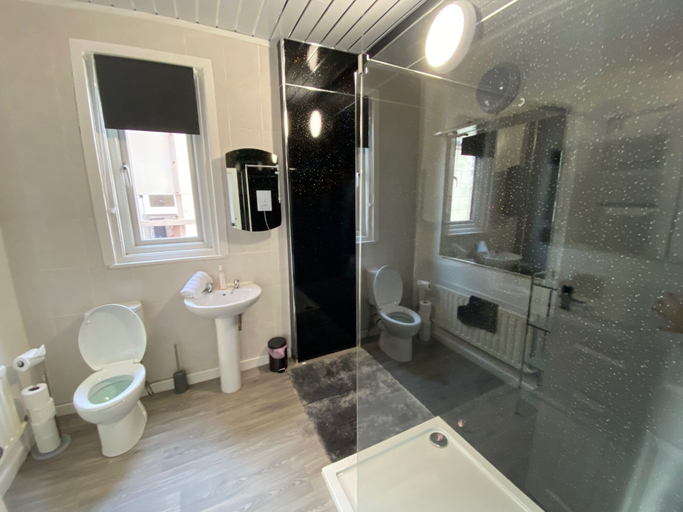 Bathroom 2, Blackpool Abode - 124 Elite Apartments, Blackpool