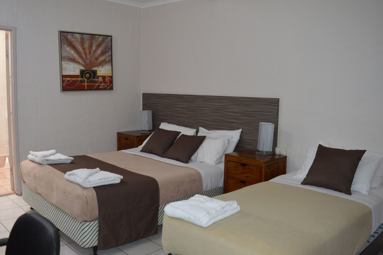 Bedroom 3, Mid City Motor Inn, Gladstone