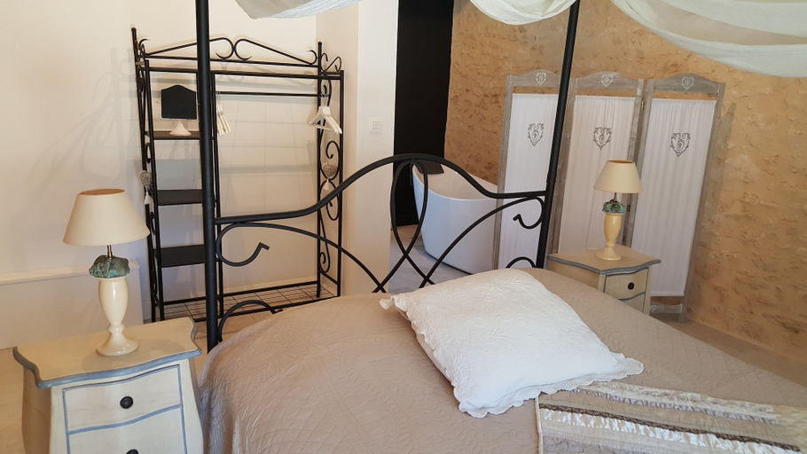 Bedroom 4, Domaine de Manilau - B&B, Dordogne