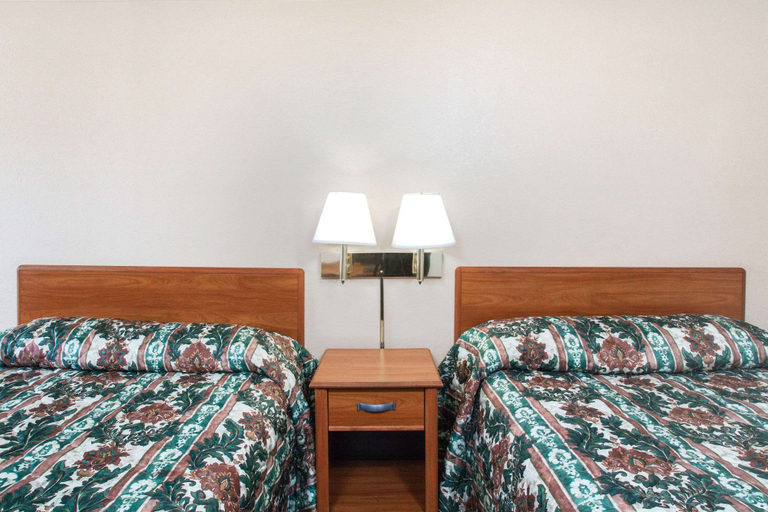 Bedroom 2, Knights Inn Pittston, Luzerne