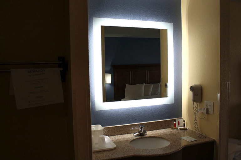 Bathroom 4, Days Inn by Wyndham Batavia Ohio, Clermont