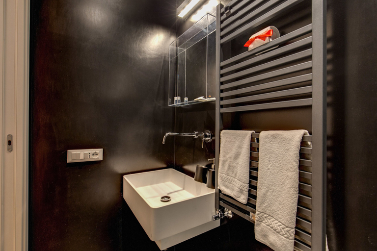 Bathroom 4, Orange Suites, Rome