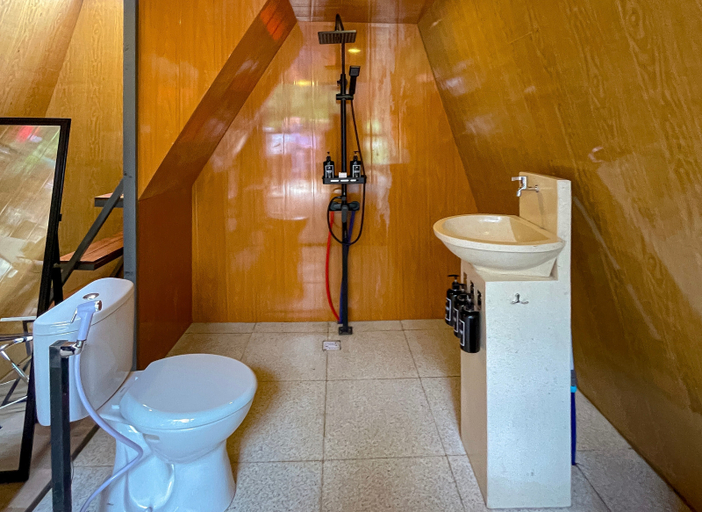 Bathroom 4, Azana Essence Selo Boyolali, Boyolali