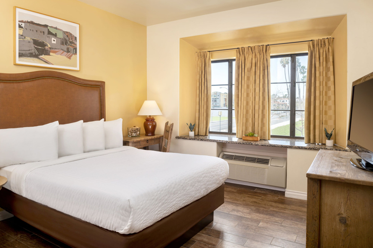 Bedroom 4, Clocktower Inn Ventura, Ventura
