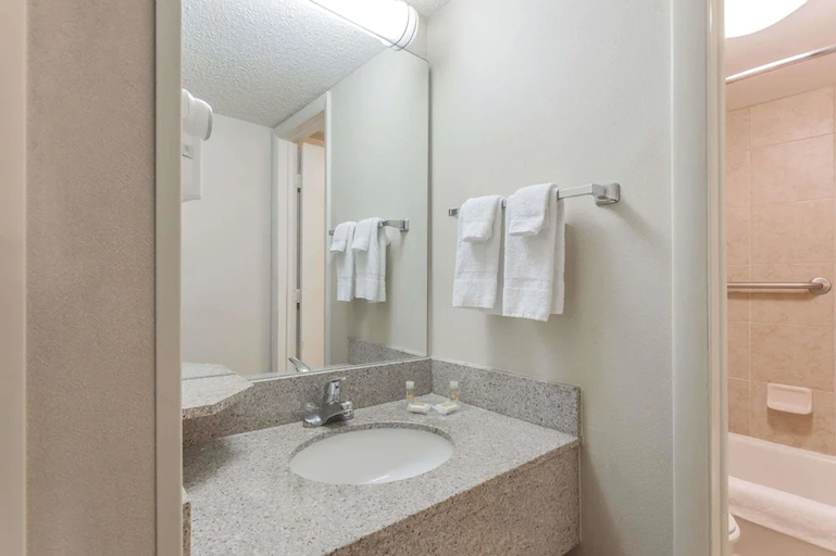 Bathroom, Days Inn by Wyndham Warren, Warren