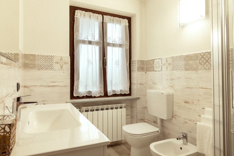 Bathroom 5, L Piasi, Asti