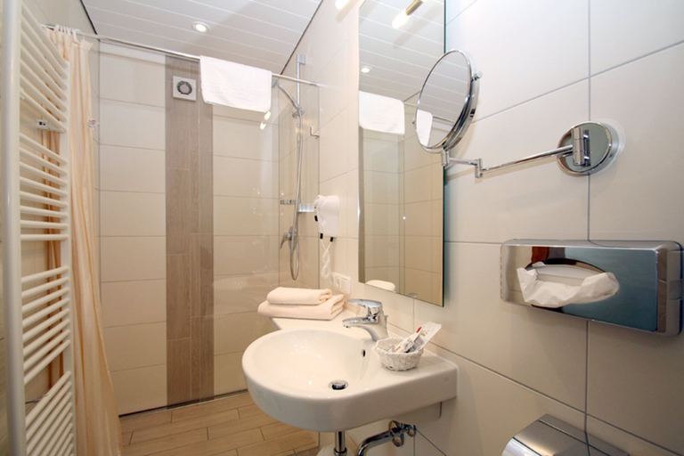Bathroom 4, Gasthaus Bonimeier, Altötting