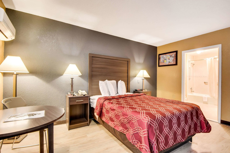 Bedroom 4, Econo Lodge Busch Gardens, Hillsborough