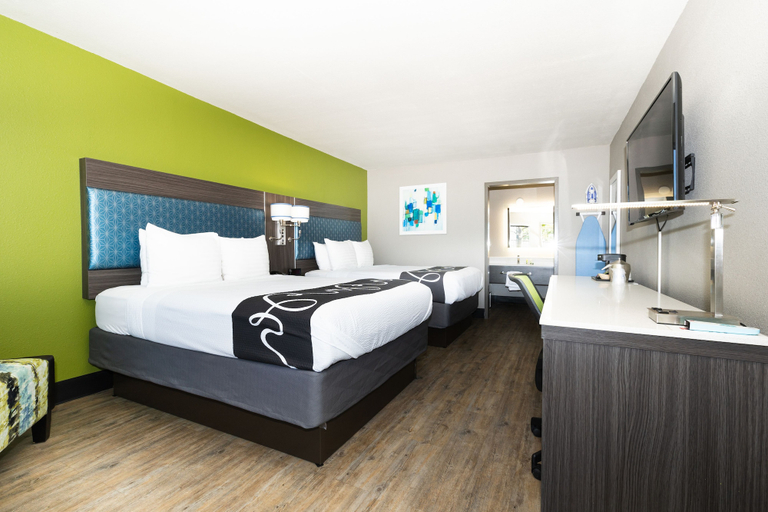 Bedroom 3, SureStay Plus Hotel by Best Western Point Richmond, Contra Costa