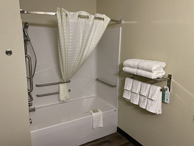 Bathroom 4, Cobblestone Inn & Suites - Forest City, Winnebago
