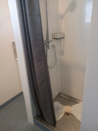 Bathroom 4, Four Peaks Motel, Timaru