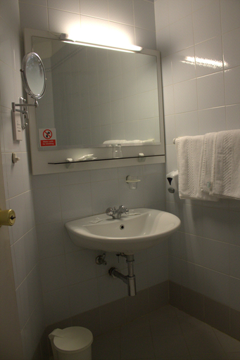 Bathroom 5, Il Palazzin Hotel, Saint Paul's Bay