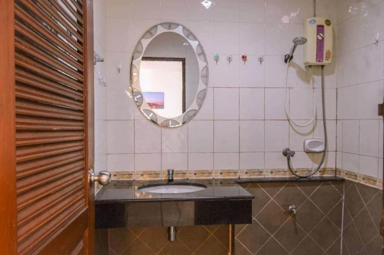 Bathroom 4, Opey De Place, Pattaya