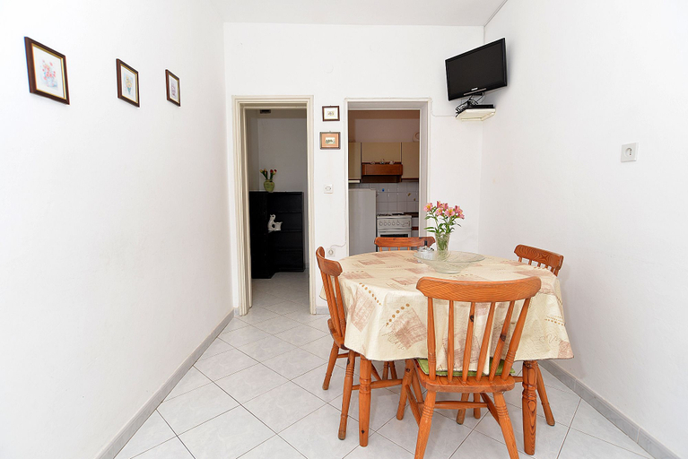 Others 4, Apartment 650, Labin