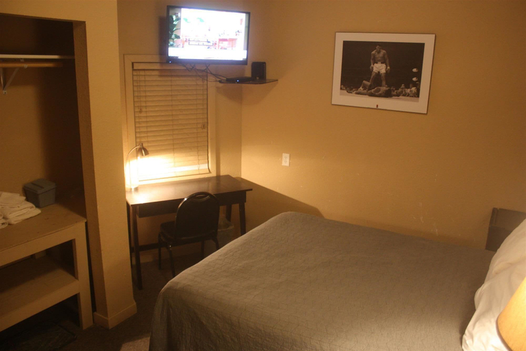 Bedroom 2, Old School Motel RV, Divide