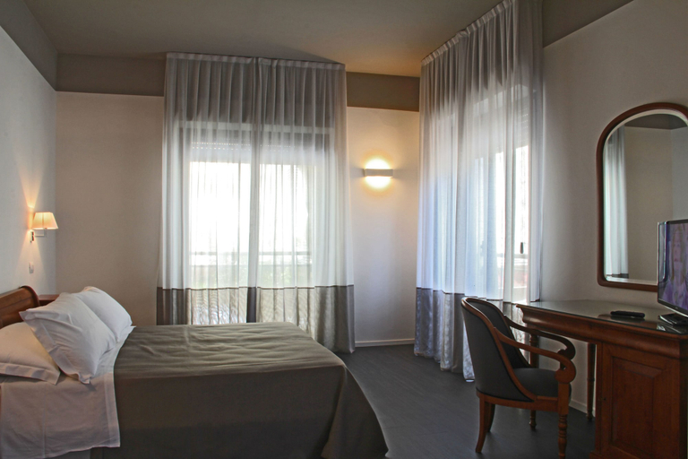 Bedroom 3, Hotel Cristallo, Rimini