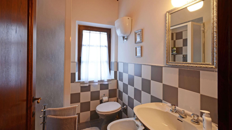 Bathroom 5, Sferracavalli 4 in Sarteano, Siena