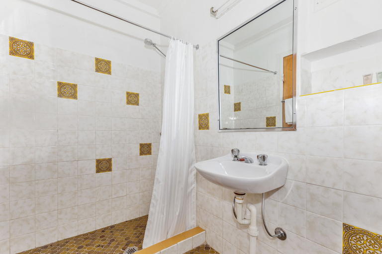 Bathroom 4, Gulgong Motel, Mid-Western Regional - Pt A