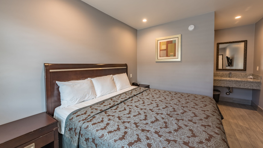 Bedroom 2, Plaza Inn, Los Angeles