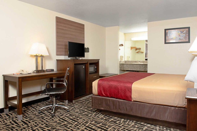 Bedroom 3, Executive Inn, Stanislaus