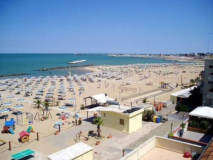 Others 5, Hotel Rosa, Rimini