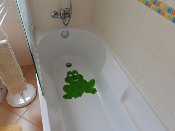 Bathroom 3, Madressilva house, Santiago do Cacém