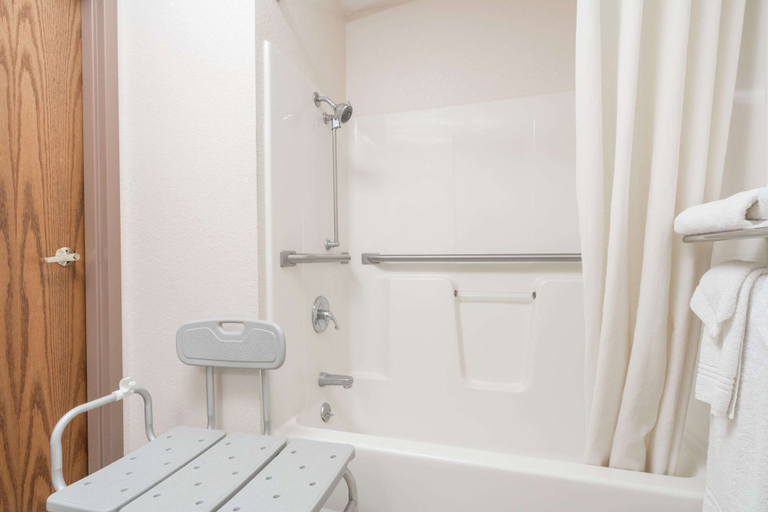 Bathroom 4, Super 8 by Wyndham Sheldon, O'Brien