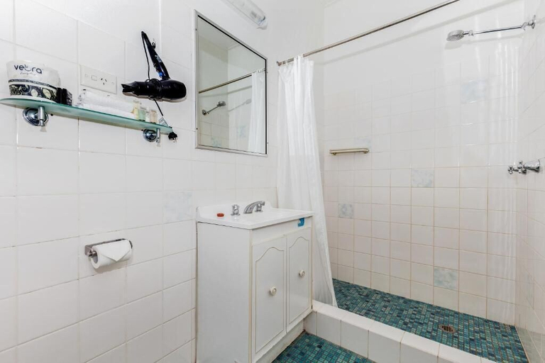 Bathroom 4, Gulgong Motel, Mid-Western Regional - Pt A