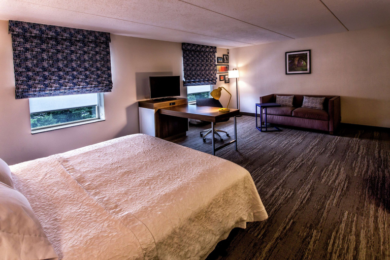 Bedroom 3, Hampton Inn & Suites Staten Island, New York