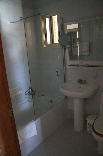 Bathroom 5, Il Palazzin Hotel, Saint Paul's Bay