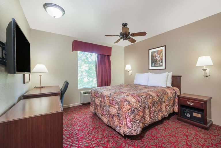 Bedroom 3, Days Inn by Wyndham St Peters/St Charles, Saint Charles