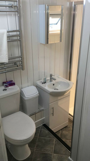 Bathroom 2, Tusker Lodge, Torbay