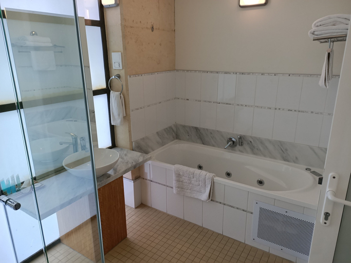 Bathroom 3, Yanchep Inn, Wanneroo