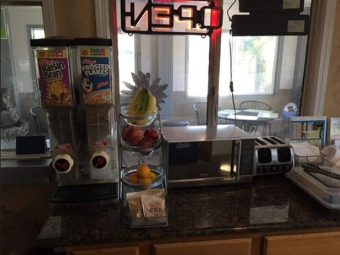 Food & Drinks 5, Harbor Inn & Suites, San Diego
