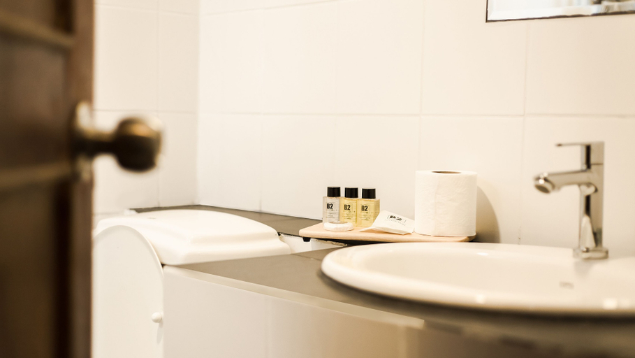 Bathroom 3, B2 Santitham Boutique and Budget Hotel, Muang Chiang Mai