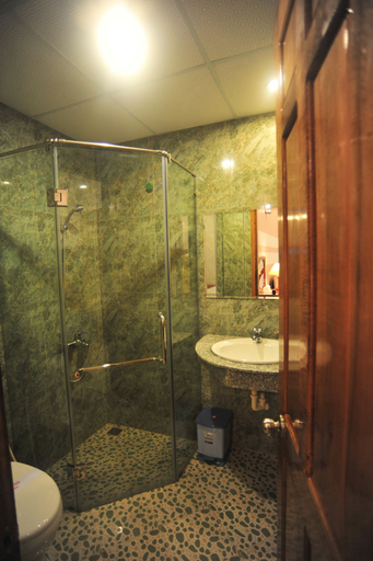 Bathroom 4, Ruby Hotel, Huế
