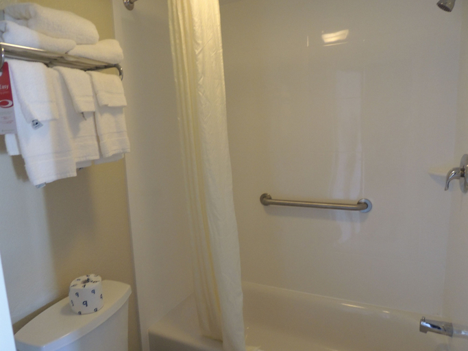 Bathroom 4, Econo Lodge Freeport - Brunswick Area, Cumberland