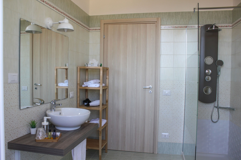 Bathroom 5, Belice Rooms, Trapani