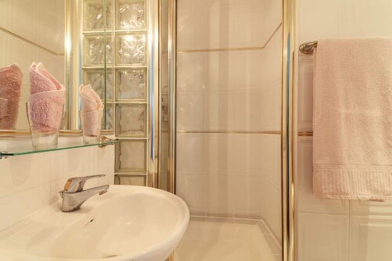 Bathroom 5, Juliette's Bed and Breakfast, London