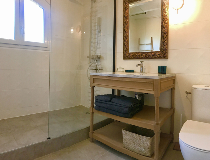 Bathroom 4, Les Chambres de L'ARESTEL, Gironde