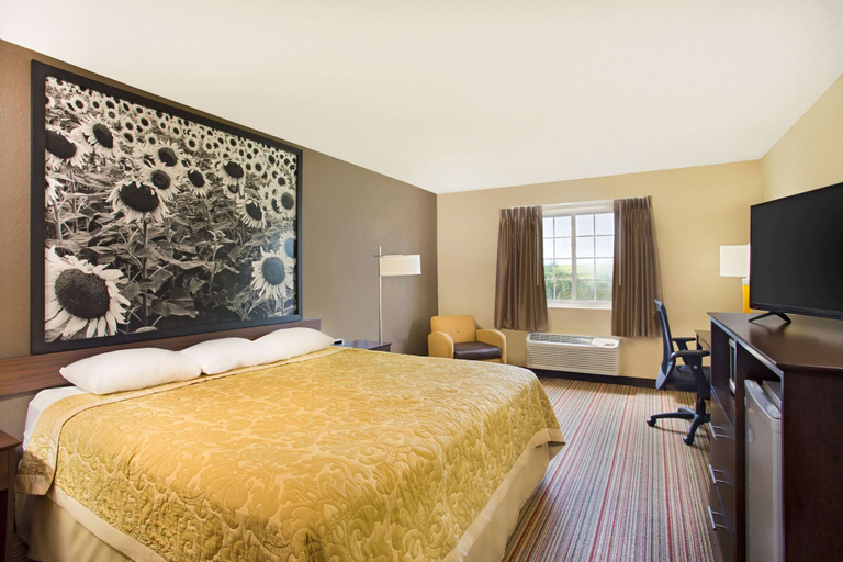 Bedroom 2, Super 8 by Wyndham New Hampton, Chickasaw