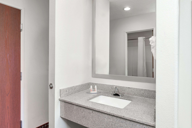 Bathroom 4, Howard Johnson by Wyndham Scott Lafayette, Lafayette