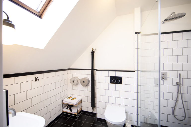 Bathroom 5, Sir Toby's Hostel, Praha 7