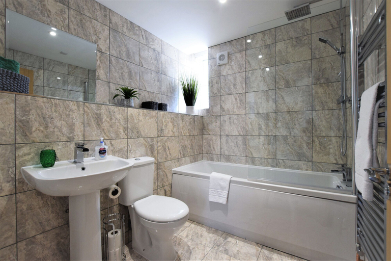 Bathroom 2, The Old Bank - yourapartment, Bristol