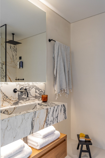 Bathroom 5, Neoma, Attica