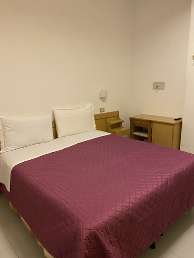 Bedroom 2, Hotel Ferrara, Siena