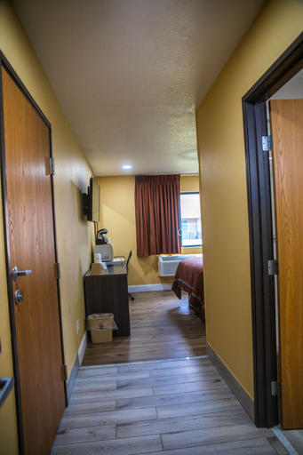 Bedroom 3, Super 8 by Wyndham Mountain Home, Baxter